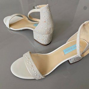 Betsey Johnson 'Something Blue' White Bridal Sandals SB-MARI Size 7.5